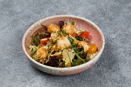 Овощной салат с темпурой из моцареллы