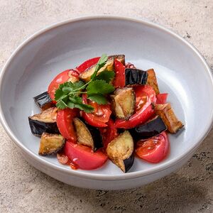 С хрустящими баклажанами, бакинскими томатами в соусе чили-манго