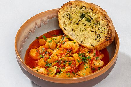 Морепродукты с помидорами и соусом хo