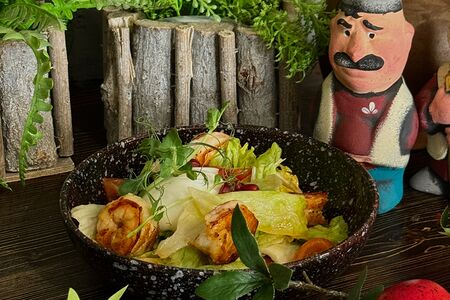 Салат с креветками в кисло-сладкой заправке