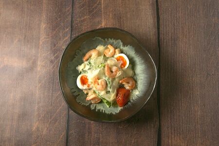 Салат Цезарь с креветками