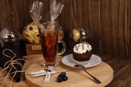 Шоколадный кекс с вишней