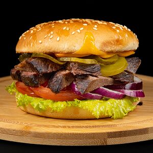 Бургер с розовой говядиной