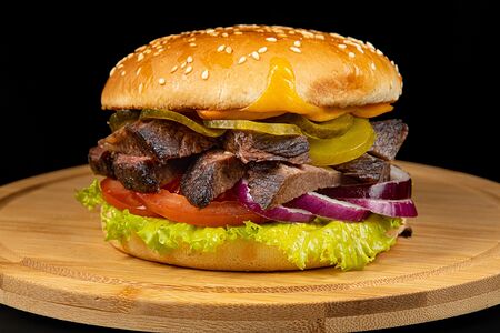 Бургер с розовой говядиной