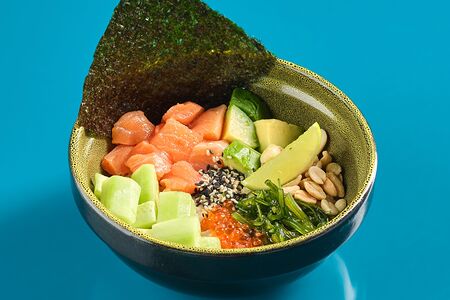 Боул с рисом, лососем и красной икрой