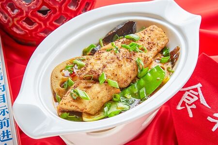 Хрустящий сибас с черными грибами, корнем лотоса, и салатом бок-чой