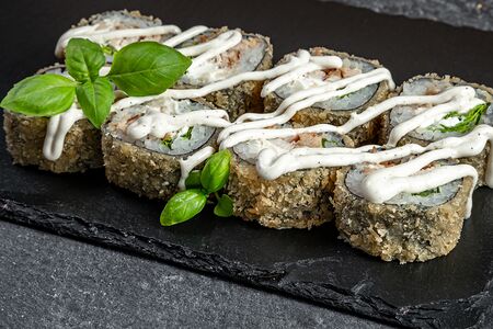 Тёплый ролл с курицей и соусом пармезан