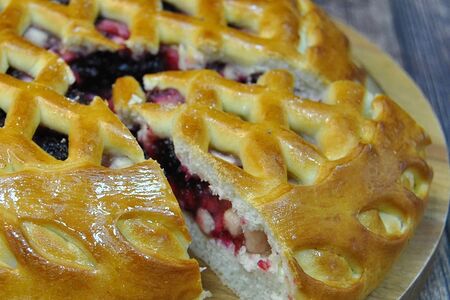 Пирог с яблоком и черной смородиной