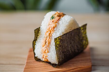 Онигири с кимчи и сыром