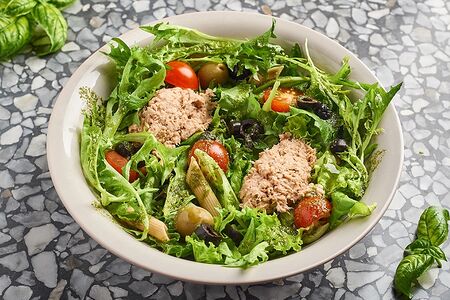 Салат с пастой и тунцом