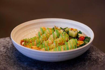 Салат с креветками темпура