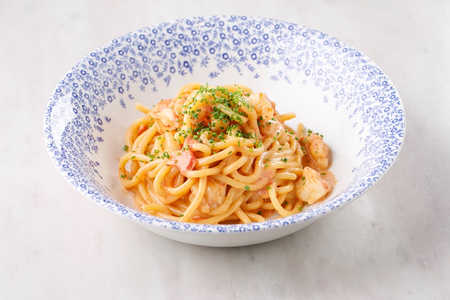 Спагетти с креветками и соусом из печеного чеснока