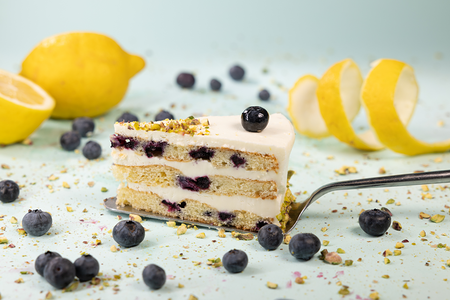 Чернично-лимонный бисквит