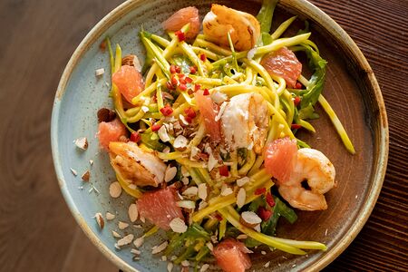 С тигровыми креветками и соусом из манго