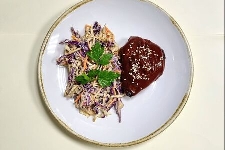 Куриные бедра в соусе барбекю с коул слоу