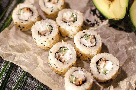 С угрем и авокадо