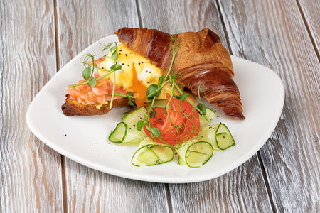 Яйцо Бенедикт с лососем на круассане