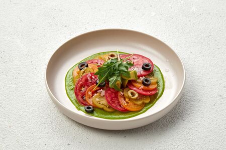 Карпаччо из спелых и маринованных томатов