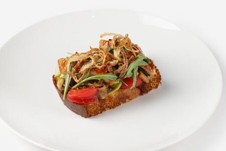 Мини-брускетта с копченым угрем и баклажанами