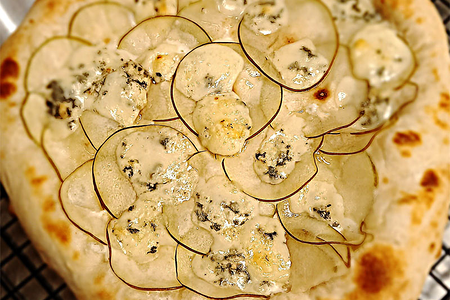 Пицца Груша и горгонзола