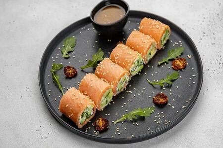 Рулеты из слабосолёной сёмги с творожным сыром