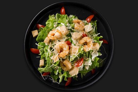 Салат Цезарь с королевскими креветками