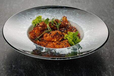 Королевские креветки в сухарях панко и глазурью с микс-салатом