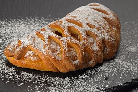 Булочка с абрикосом