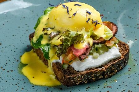 Яйцо Бенедикт с овощным тартаром