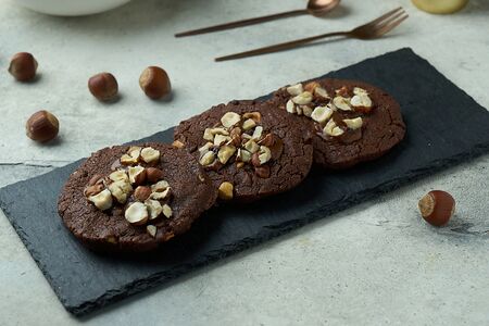 Кукис шоколадные с фундуком и карамелью