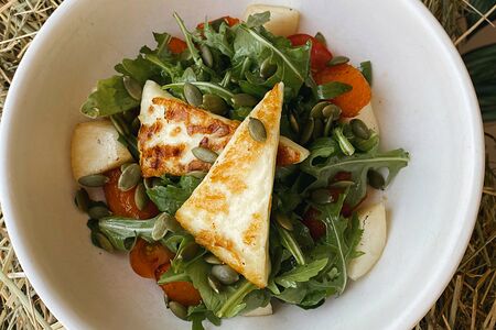 Салат с тыквой, рукколой и халуми