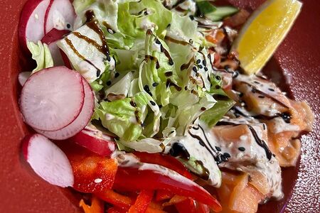 Боул с семгой, киноа и овощами