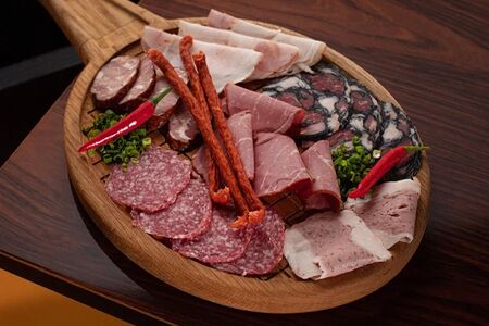 Ассорти мясных деликатесов