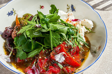 Маринованные оливки, перец и соленый сыр