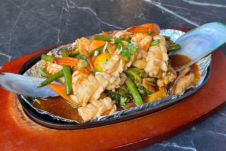 Ассорти из морепродуктов в соусе сача на тепане