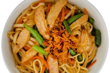 Удон с курицей в пикантном соусе