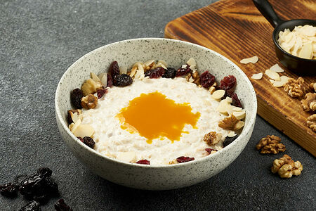 Овсяная каша с пюре из манго, клюквой и грецкими орешками