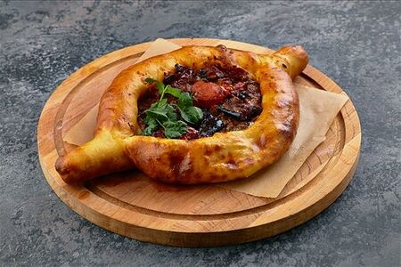 Хачапури по-аджарски с овощами и сыром