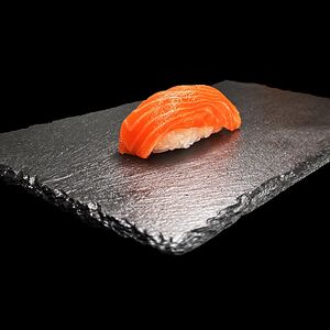 Суши с лососем