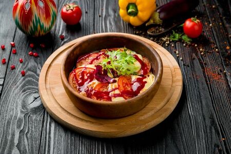 Сулугуни, запеченный с помидором и зеленью