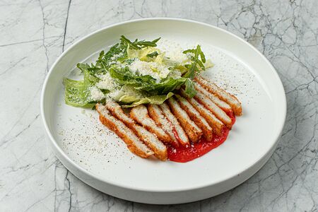 Котолетта из куриного филе с соусом из печеного перца и зеленым салатом
