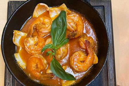 Сковородка креветок с кальмаром