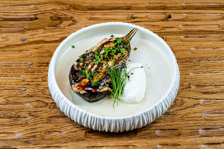 Печенный баклажан с угрем и йогуртом