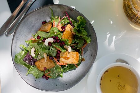 Салат с жареным тофу