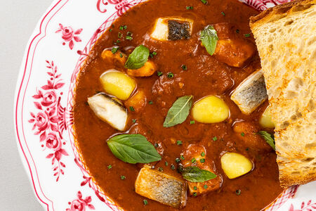 Рыбная похлебка с томатами и сибасом