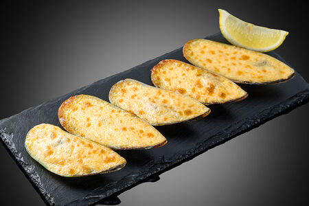 Мидии запеченные в ракушках с соусом сырный