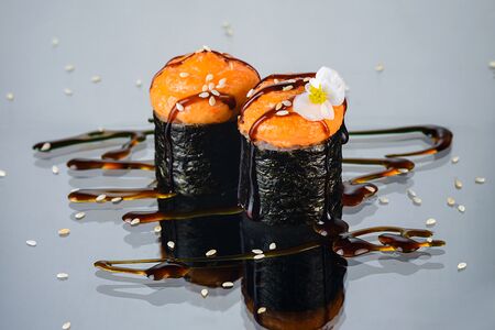 Малый запечённый ролл с жареным лососем