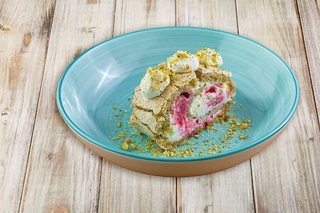 Фисташково-малиновый рулет