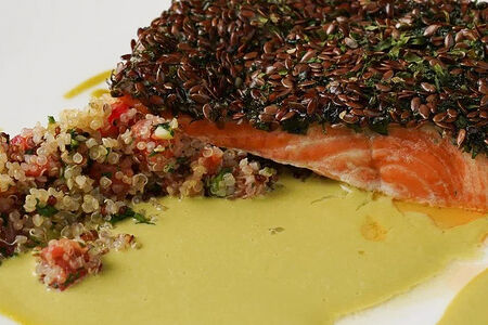 Форель с теплым табуле из киноа