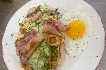 Вафли с авокадо, глазуньей и беконом